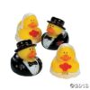 Canards habillés en mariés pour pièce montée