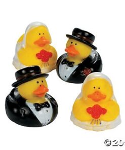 Canards habillés en mariés pour pièce montée