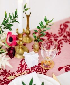 Chemin de table organza rouge vin arabesques