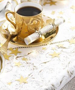 Une nappe carrée dorée