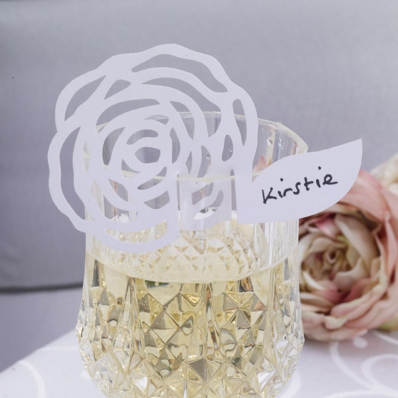 Marque place sur verre fleur vintage blanc (x 10) découpe laser Marque place sur verre fleur vintage blanc (x 10) découpe laser