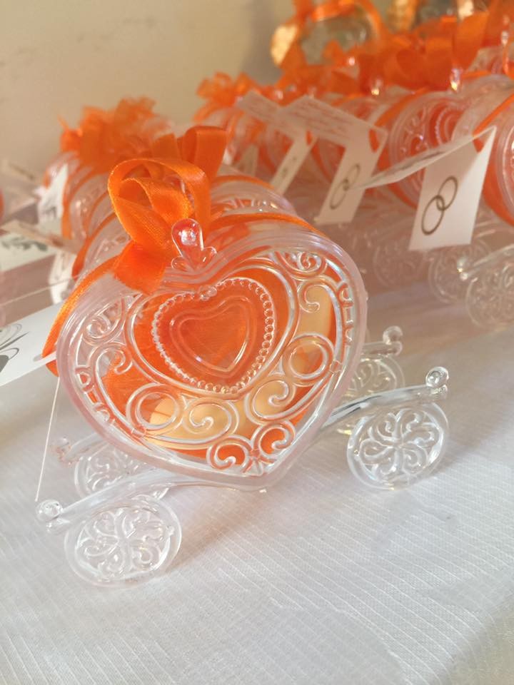 Carrosse coeur bonbonnière à dragées en plexi Carrosse coeur bonbonnière à dragées en plexi