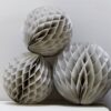 3 boules alvéolées grises décoration salle
