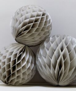 3 boules alvéolées grises décoration salle