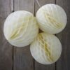 3 boules alvéolées en papier ivoire