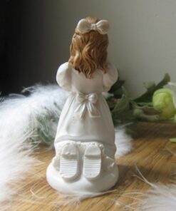 figurine communiante sur genoux