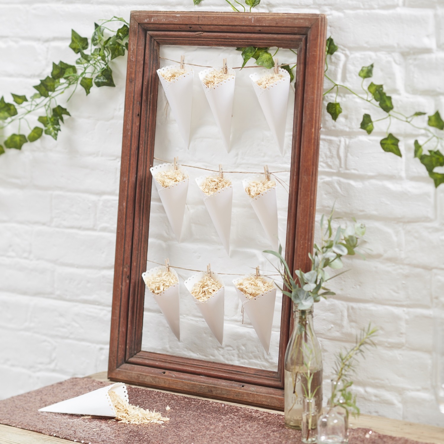 Cornets cones blancs de confettis dentelle ruban jute (par 10) Cornets cones blancs de confettis dentelle ruban jute (par 10)