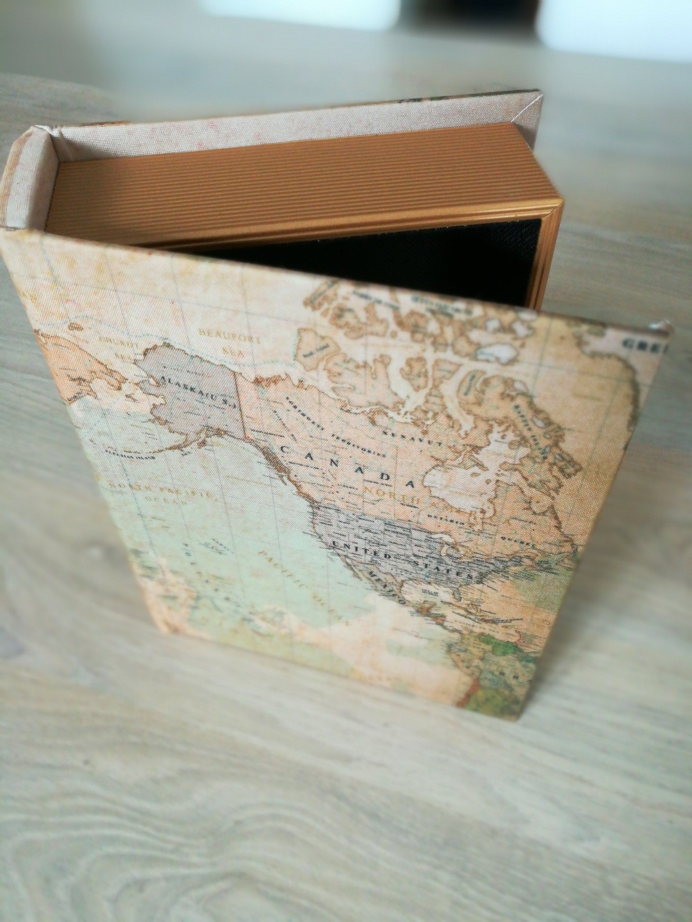 Location livre boite carte monde thème voyage Location livre boite carte monde thème voyage