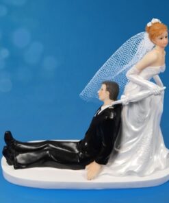 Figurine gâteau mariage la mariée qui tire le marié 13cm