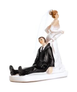 Figurine gâteau mariage la mariée qui tire le marié 13cm
