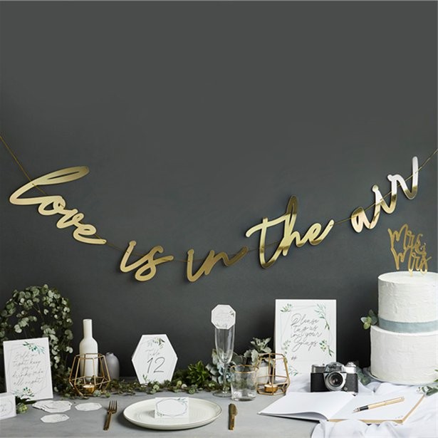 Love is in the air Banderole lettres dorée 2M Love is in the air Banderole lettres dorée 2M