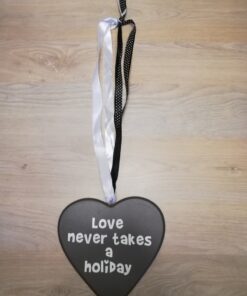 location coeur en bois taupe love never takes a holiday