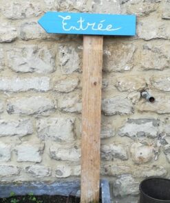 Location flèche directionnelle en bois entrée